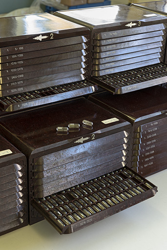 Magasin : casiers à tiroirs, certains ouverts. © Sonia Dourlot / Région Bourgogne-Franche-Comté, Inventaire du patrimoine - 2018