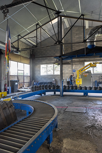Intérieur de l'atelier au rez-de-chaussée : convoyeur avec, au fond, la zone de coulée. © Sonia Dourlot / Région Bourgogne-Franche-Comté, Inventaire du patrimoine - 2018