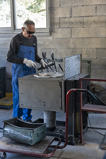 Yves Obertino surveillant la fonte du bronze dans le four électrique. © Sonia Dourlot / Région Bourgogne-Franche-Comté, Inventaire du patrimoine - 2018