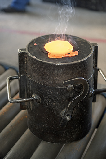 Refroidissement du bronze dans un petit châssis. © Sonia Dourlot / Région Bourgogne-Franche-Comté, Inventaire du patrimoine - 2018