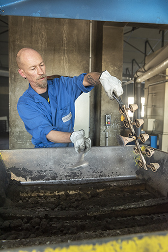 Démoulage de clochettes. © Sonia Dourlot / Région Bourgogne-Franche-Comté, Inventaire du patrimoine - 2018