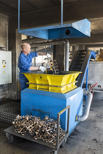Démoulage de clochettes. © Sonia Dourlot / Région Bourgogne-Franche-Comté, Inventaire du patrimoine - 2018