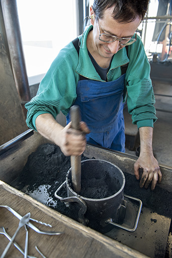 Fabrication du moule : tassage du sable autour du moule. © Sonia Dourlot / Région Bourgogne-Franche-Comté, Inventaire du patrimoine - 2018