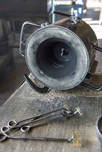 Fabrication du moule : moule en creux avec inscription et outils. © Sonia Dourlot / Région Bourgogne-Franche-Comté, Inventaire du patrimoine - 2018