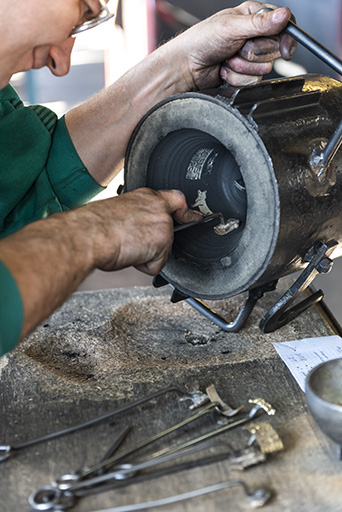 Fabrication du moule : impression de décors dans le moule en creux. © Sonia Dourlot / Région Bourgogne-Franche-Comté, Inventaire du patrimoine - 2018