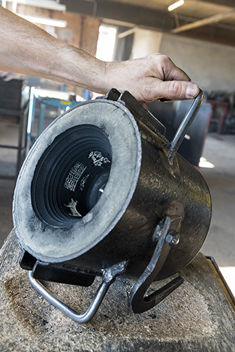 Fabrication du moule : moule en creux avec ses inscriptions et ses décors. © Sonia Dourlot / Région Bourgogne-Franche-Comté, Inventaire du patrimoine - 2018