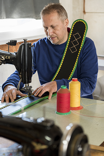 Couture d'une sangle de cuir. © Sonia Dourlot / Région Bourgogne-Franche-Comté, Inventaire du patrimoine - 2018