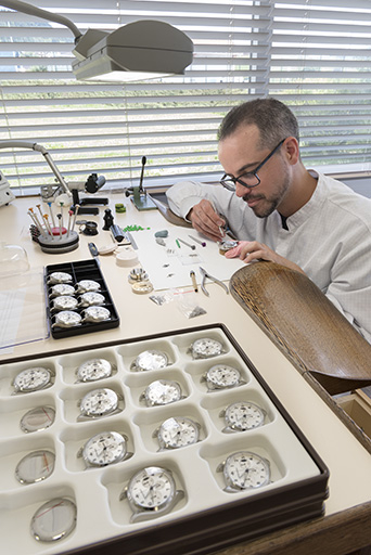 Horloger à l'établi. © Sonia Dourlot / Région Bourgogne-Franche-Comté, Inventaire du patrimoine - 2018 Horloger à l'établi. © Sonia Dourlot / Région Bourgogne-Franche-Comté, Inventaire du patrimoine - 2018