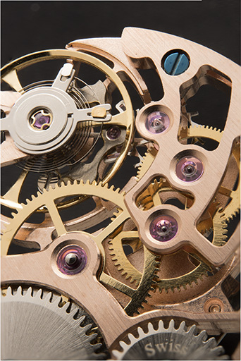 Mouvement rose, détail côté fond : amortisseur de chocs et rouage. © Sonia Dourlot / Région Bourgogne-Franche-Comté, Inventaire du patrimoine - 2018