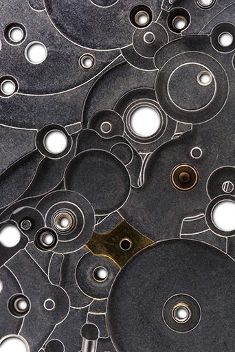 Platine, face côté cadran : détail. © Sonia Dourlot / Région Bourgogne-Franche-Comté, Inventaire du patrimoine - 2018