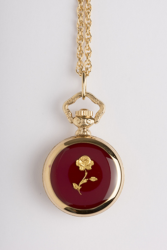 Montre pendentif, côté fond, avec décor émaillé. © Sonia Dourlot / Région Bourgogne-Franche-Comté, Inventaire du patrimoine - 2018