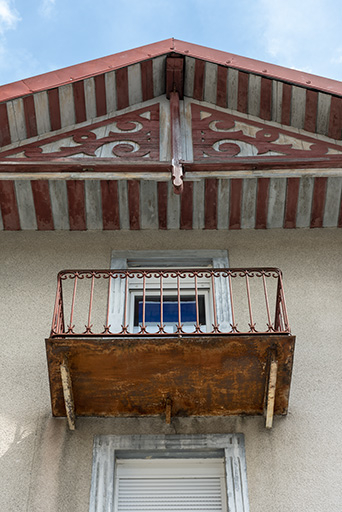 Maison au n° 3 rue Pasteur, façade antérieure : balcon et décor du pignon. © Sonia Dourlot / Région Bourgogne-Franche-Comté, Inventaire du patrimoine - 2018