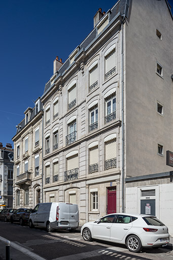 Façades (n°17 et 19) vues de trois quarts droite. © Jérôme Mongreville / Région Bourgogne-Franche-Comté, Inventaire du patrimoine - 2018 Façades (n°17 et 19) vues de trois quarts droite. © Jérôme Mongreville / Région Bourgogne-Franche-Comté, Inventaire du patrimoine - 2018