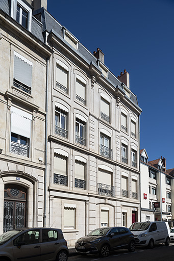 Façade vue de trois quarts (n°19). © Jérôme Mongreville / Région Bourgogne-Franche-Comté, Inventaire du patrimoine - 2018 Façade vue de trois quarts (n°19). © Jérôme Mongreville / Région Bourgogne-Franche-Comté, Inventaire du patrimoine - 2018