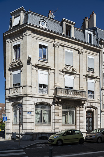 Façade sur la rue Gambetta (n°17). © Jérôme Mongreville / Région Bourgogne-Franche-Comté, Inventaire du patrimoine - 2018 Façade sur la rue Gambetta (n°17). © Jérôme Mongreville / Région Bourgogne-Franche-Comté, Inventaire du patrimoine - 2018