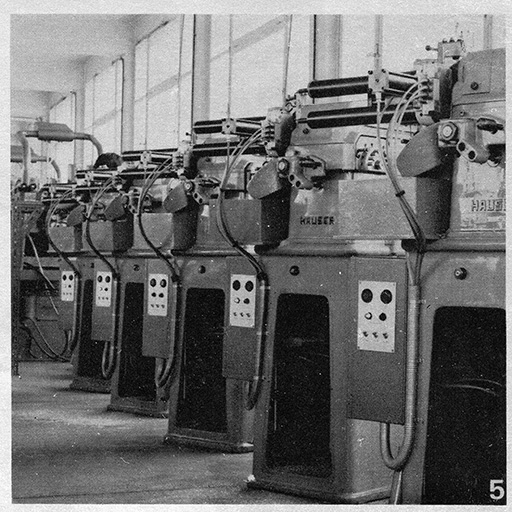 [France Ebauches] Batterie de machines à contourner automatiques, 1970. © M. Villier / Région Bourgogne-Franche-Comté, Inventaire du patrimoine - 2018