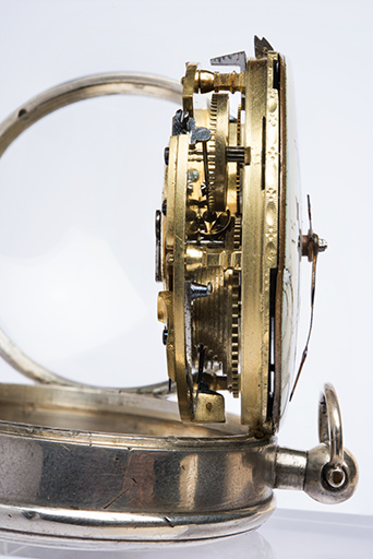 Vue de profil du mouvement. La fusée est visible dans la moitié inférieure. © Sonia Dourlot / Région Bourgogne-Franche-Comté, Inventaire du patrimoine - 2018