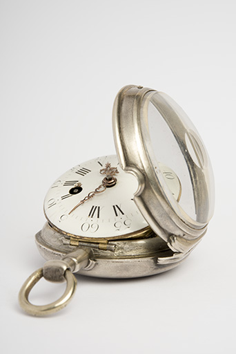 Boîte avec glace et mouvement ouverts. © Sonia Dourlot / Région Bourgogne-Franche-Comté, Inventaire du patrimoine - 2018