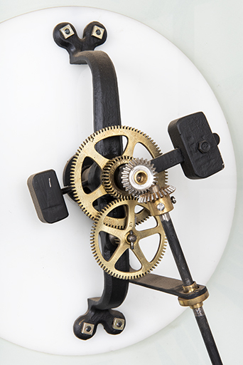 Cadran : système de renvoi et commande des aiguilles (au verso). © Sonia Dourlot / Région Bourgogne-Franche-Comté, Inventaire du patrimoine - 2018