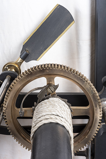 Mouvement, mécanisme des sonneries : tambour et son cliquet (à gauche, l'hélice-frein). © Sonia Dourlot / Région Bourgogne-Franche-Comté, Inventaire du patrimoine - 2018