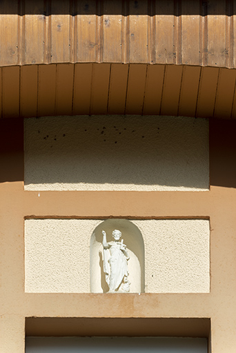 Façade antérieure : niche avec statuette de saint Jean-Baptiste. © Sonia Dourlot / Région Bourgogne-Franche-Comté, Inventaire du patrimoine - 2018