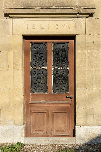Moulin : porte avec linteau daté 1870 et portant les initiales LFG. © Sonia Dourlot / Région Bourgogne-Franche-Comté, Inventaire du patrimoine - 2018