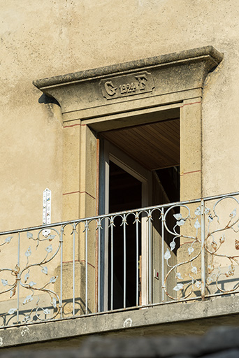 Maison de 1924 : porte avec linteau daté et initiales GF. © Sonia Dourlot / Région Bourgogne-Franche-Comté, Inventaire du patrimoine - 2018