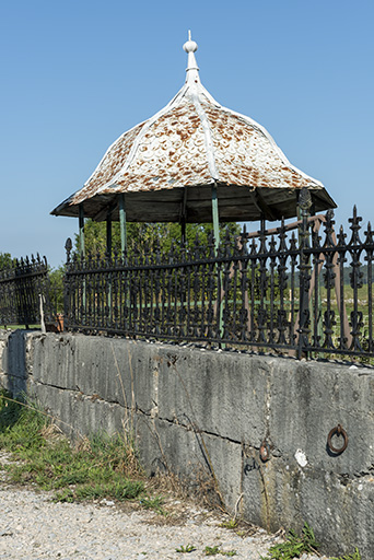Clôture et kiosque. © Sonia Dourlot / Région Bourgogne-Franche-Comté, Inventaire du patrimoine - 2018