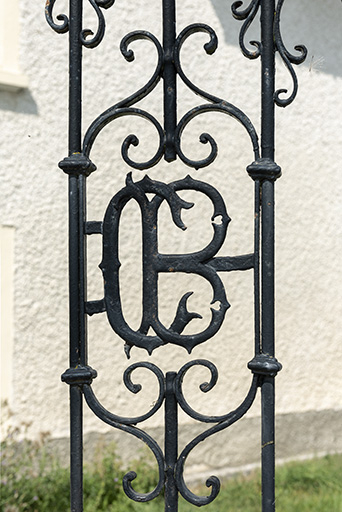 Grille : initiales CB pour Berthe Cuenin (née Chatelain). © Sonia Dourlot / Région Bourgogne-Franche-Comté, Inventaire du patrimoine - 2018