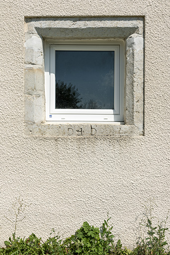 Fenêtre avec pierre en remploi, sur la façade postérieure. © Sonia Dourlot / Région Bourgogne-Franche-Comté, Inventaire du patrimoine - 2018