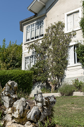 Ancienne ferme, façade latérale droite : arbre en espalier. © Sonia Dourlot / Région Bourgogne-Franche-Comté, Inventaire du patrimoine - 2018