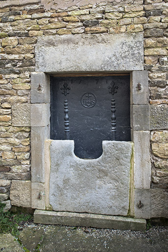 Une des deux planques de cheminée de la demeure entreposée dans la cour. © Jérôme Mongreville / Région Bourgogne-Franche-Comté, Inventaire du patrimoine - 2018
