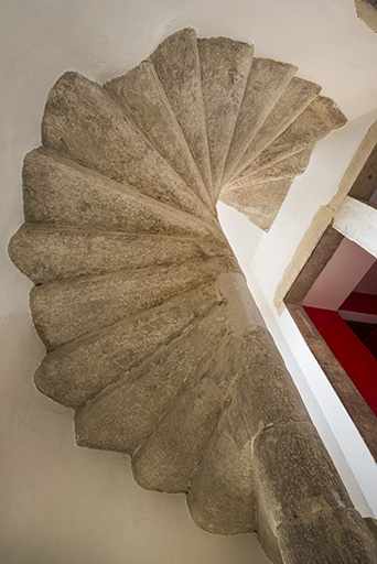 Vue en contre-plongée de l'escalier. © Jérôme Mongreville / Région Bourgogne-Franche-Comté, Inventaire du patrimoine - 2018