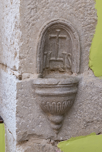 Bénitier taillé dans le calcaire de l'encradement d'une fenêtre, premier étage (dans une autre chambre). © Jérôme Mongreville / Région Bourgogne-Franche-Comté, Inventaire du patrimoine - 2018