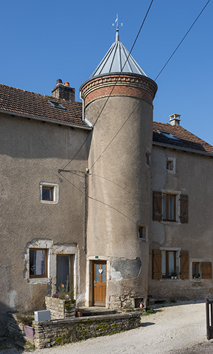 La tour abritant l'escalier. © Jérôme Mongreville / Région Bourgogne-Franche-Comté, Inventaire du patrimoine - 2018 La tour abritant l'escalier. © Jérôme Mongreville / Région Bourgogne-Franche-Comté, Inventaire du patrimoine - 2018