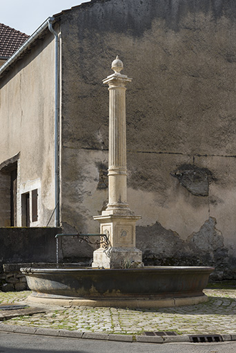 La fontaine face à la mairie. © Jérôme Mongreville / Région Bourgogne-Franche-Comté, Inventaire du patrimoine - 2018
