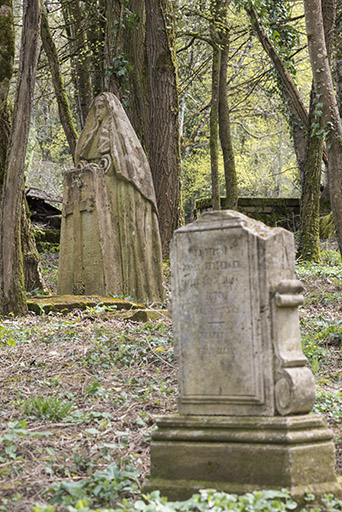Tombes funéraires de l'ancien cimetière. © Jérôme Mongreville / Région Bourgogne-Franche-Comté, Inventaire du patrimoine - 2018