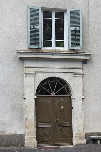 Façade antérieure : détail de la porte d'entrée. © Jérôme Mongreville / Région Bourgogne-Franche-Comté, Inventaire du patrimoine - 2018 Façade antérieure : détail de la porte d'entrée. © Jérôme Mongreville / Région Bourgogne-Franche-Comté, Inventaire du patrimoine - 2018