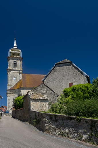 Le clocher de l'église et la rue de l'Eglise. © Jérôme Mongreville / Région Bourgogne-Franche-Comté, Inventaire du patrimoine - 2018 Le clocher de l'église et la rue de l'Eglise. © Jérôme Mongreville / Région Bourgogne-Franche-Comté, Inventaire du patrimoine - 2018