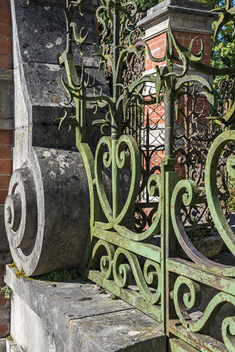 Clôture (grille) sur la rue Armand Paulmard. © Jérôme Mongreville / Région Bourgogne-Franche-Comté, Inventaire du patrimoine - 2018 Clôture (grille) sur la rue Armand Paulmard. © Jérôme Mongreville / Région Bourgogne-Franche-Comté, Inventaire du patrimoine - 2018