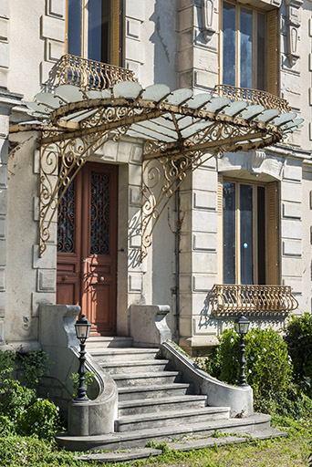 Porte d'entrée principale surmontée d'une marquise, vue de trois-quarts. © Jérôme Mongreville / Région Bourgogne-Franche-Comté, Inventaire du patrimoine - 2018