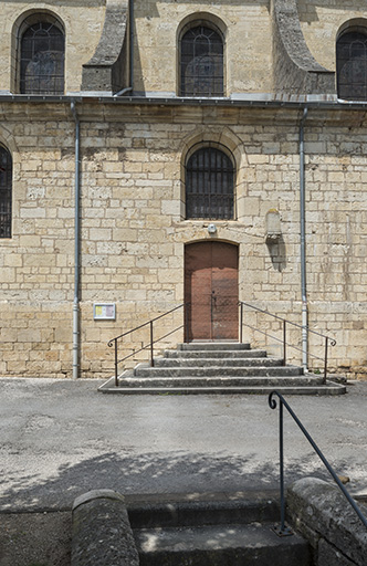 église paroissiale porte baie contrefort © Jérôme Mongreville / Région Bourgogne-Franche-Comté, Inventaire du patrimoine - 2018  église paroissiale porte baie contrefort © Jérôme Mongreville / Région Bourgogne-Franche-Comté, Inventaire du patrimoine - 2018