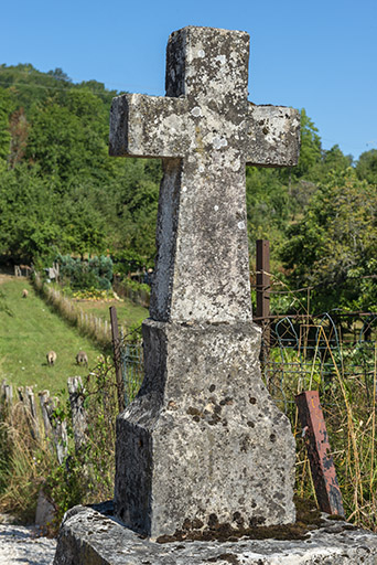 Croix faîtière d'une ancienne chapelle (?), rue du Plançon. © Jérôme Mongreville / Région Bourgogne-Franche-Comté, Inventaire du patrimoine - 2018 Croix faîtière d'une ancienne chapelle (?), rue du Plançon. © Jérôme Mongreville / Région Bourgogne-Franche-Comté, Inventaire du patrimoine - 2018