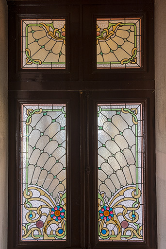 Porte du vestibule donnant sur la cage d'escalier, vitrail de style Art Nouveau. © Jérôme Mongreville / Région Bourgogne-Franche-Comté, Inventaire du patrimoine - 2018