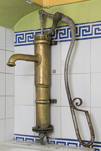 Rez-de-chaussée, cuisine, pompe à main. © Jérôme Mongreville / Région Bourgogne-Franche-Comté, Inventaire du patrimoine - 2018