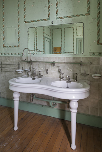 Premier étage, salle d'eau, lavabo à double vasque. © Jérôme Mongreville / Région Bourgogne-Franche-Comté, Inventaire du patrimoine - 2018