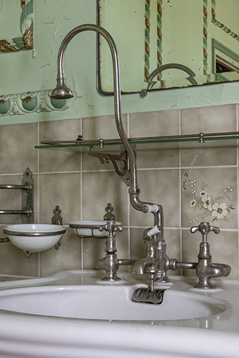 Premier étage, salle d'eau, robinets. © Jérôme Mongreville / Région Bourgogne-Franche-Comté, Inventaire du patrimoine - 2018