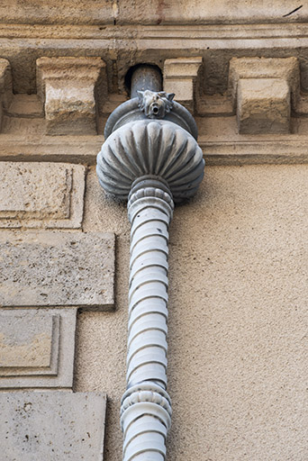 Descente d'eau en hélice avec cuvette godronnée. © Jérôme Mongreville / Région Bourgogne-Franche-Comté, Inventaire du patrimoine - 2018