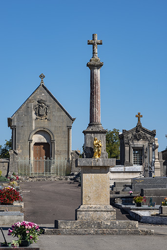 Allée centrale avec la croix monumentale et la chapelle de la famille de Bauffremont. © Jérôme Mongreville / Région Bourgogne-Franche-Comté, Inventaire du patrimoine - 2018 Allée centrale avec la croix monumentale et la chapelle de la famille de Bauffremont. © Jérôme Mongreville / Région Bourgogne-Franche-Comté, Inventaire du patrimoine - 2018
