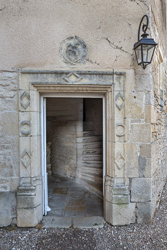Encadrement de la porte de la tour d'escalier (porte ouverte). © Jérôme Mongreville / Région Bourgogne-Franche-Comté, Inventaire du patrimoine - 2018 Encadrement de la porte de la tour d'escalier (porte ouverte). © Jérôme Mongreville / Région Bourgogne-Franche-Comté, Inventaire du patrimoine - 2018